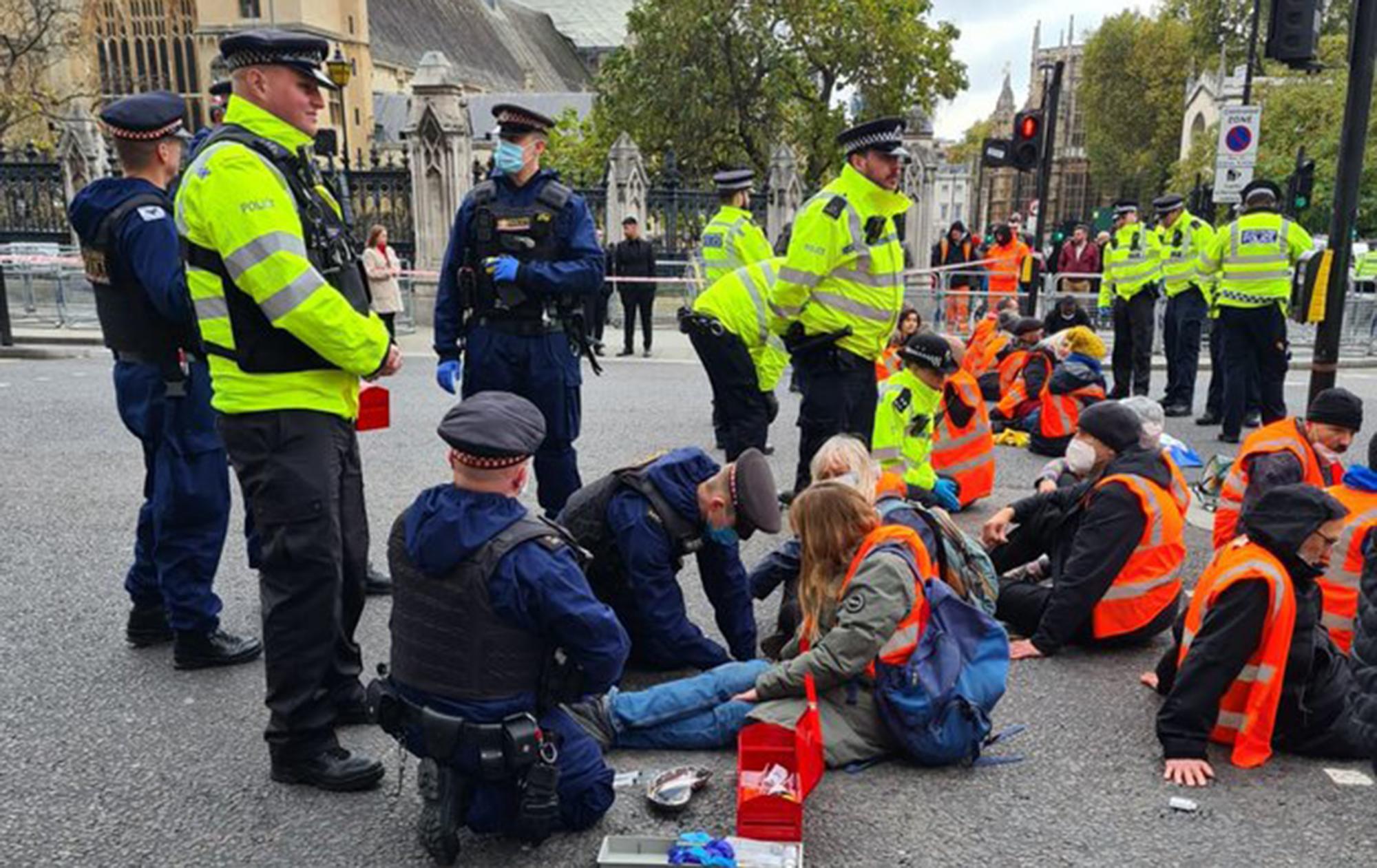 Кліматичні активісти перекрили головні дороги у центрі Лондона